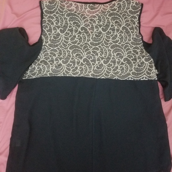 Torrid 3x Lace Up Cold shoulder Top - Picture 3 of 6